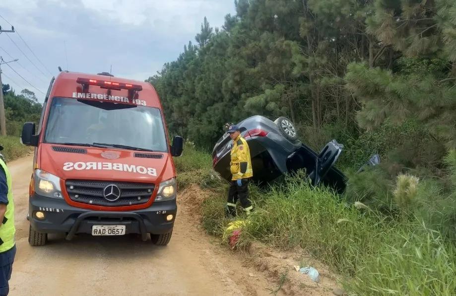 Dez pessoas saem ilesas após capotamento em Balneário Rincão