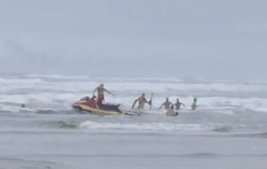 Jaguaruna: Três banhistas são resgatados de área de arrastamento